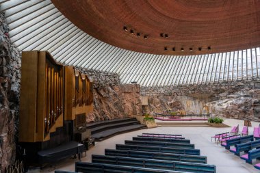 Helsinki, Finlandiya: 4 Ağustos 2021: Helsinki 'deki Tempeliaukio Kilisesi' nin iç görünümü
