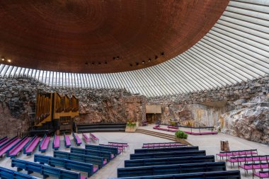 Helsinki, Finlandiya: 4 Ağustos 2021: Helsinki 'deki Tempeliaukio Kilisesi' nin iç görünümü