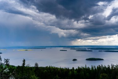 Finlandiya 'daki Koli Milli Parkı' nda Pielina Gölü üzerinde kötü bir yaz fırtınası bekleniyor.