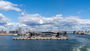 Helsinki, Finlandiya: 5 Ağustos 2021: Helsinki şehir merkezindeki feribot limanı ve terminali