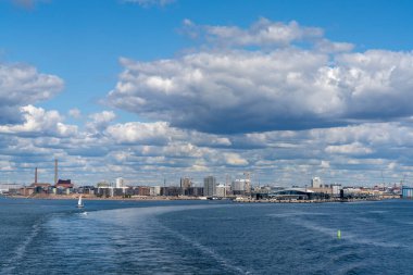 Helsinki, Finlandiya: 5 Ağustos 2021: Helsinki şehir merkezinin ufuk çizgisi ve feribot limanı