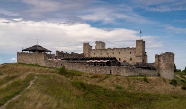 Rakvere, Estonya - 11 Ağustos 2021: Rakvere 'deki Wesenberg Şatosu manzarası