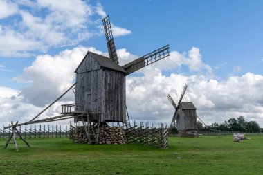 Angla, Estonya - 15 Ağustos 2021: Estonya 'daki Saaremaa Adası' ndaki Angla yel değirmenlerinin manzarası
