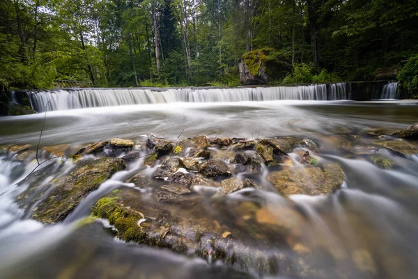 Ett Idylliskt Älvlandskap Skogen Med Ett Litet Vattenfall — Stockfoto