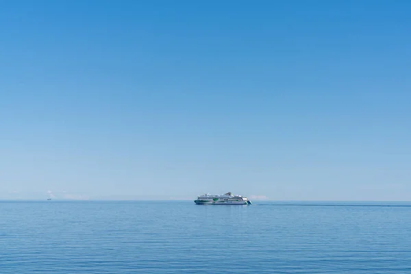 Helsinki Finlandiya Ağustos 2021 Büyük Yolcu Feribotuyla Mavi Gökyüzünün Altında — Stok fotoğraf