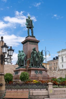 Helsinki, Finlandiya: 4 Ağustos 2021: Helsinki şehir merkezinde Çar II. Alexander heykeli ile kare