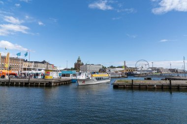 Helsinki, Finlandiya: 4 Ağustos 2021: Helsinki limanına turistlerle birlikte bir gezi teknesi girer.