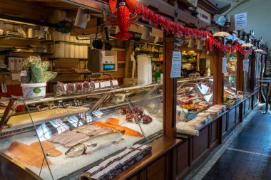 Helsinki, Finlandiya: 4 Ağustos 2021: Helsinki şehir merkezindeki tarihi pazar salonundaki gıda tezgahlarının ve dükkanların iç görünümü