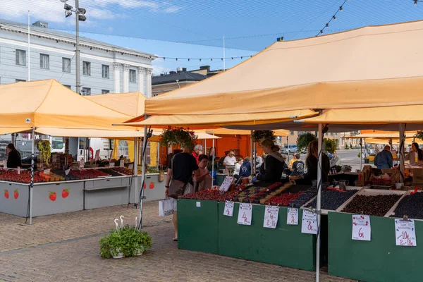 Helsinki Finnland August 2021 Menschen Kaufen Auf Dem Lebensmittelmarkt Hafen — Stockfoto