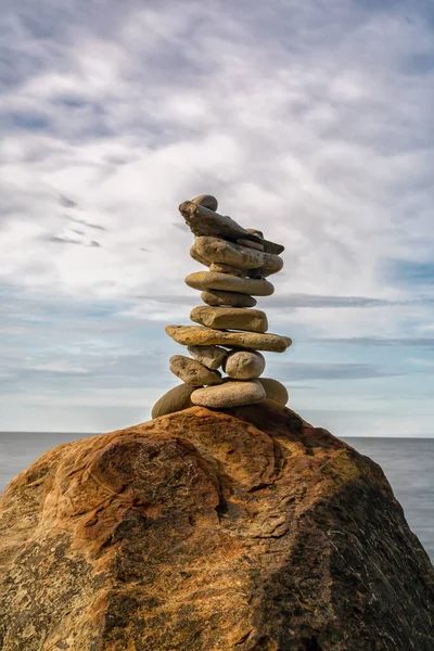 Cairn Rocha Meditativa Cima Uma Pedra Com Longa Exposição Oceano — Fotografia de Stock