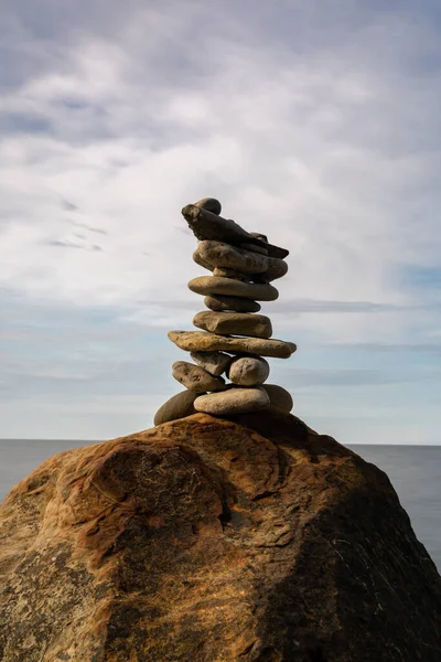 Cairn Rocha Meditativa Cima Uma Pedra Com Longa Exposição Oceano — Fotografia de Stock