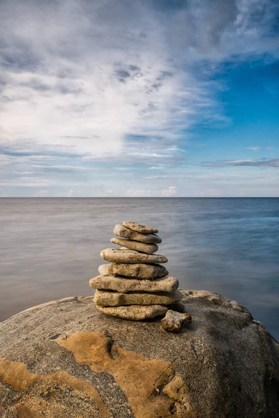 Cairn Rocha Meditativa Cima Uma Pedra Com Longa Exposição Oceano — Fotografia de Stock