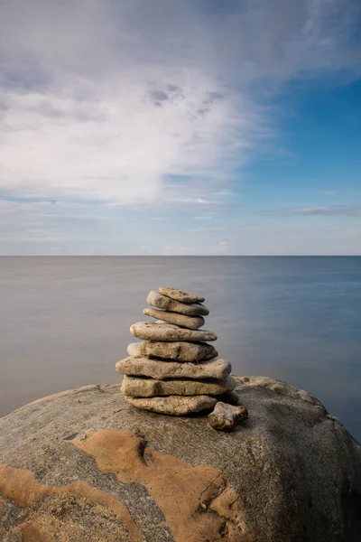 Cairn Rocha Meditativa Cima Uma Pedra Com Longa Exposição Oceano — Fotografia de Stock