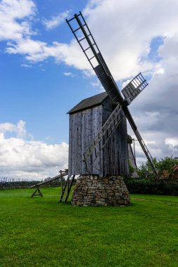 Angla, Estonya - 15 Ağustos 2021: Estonya 'daki Saaremaa Adası' ndaki Angla yel değirmenlerinin manzarası