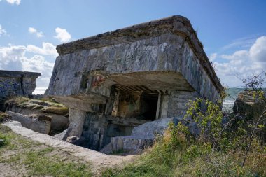 Liepaja, Letonya - 21 Ağustos 2021: Letonya kıyısındaki Baltık Denizi 'ndeki Karosta Kalesi askeri savunmasının kalıntıları