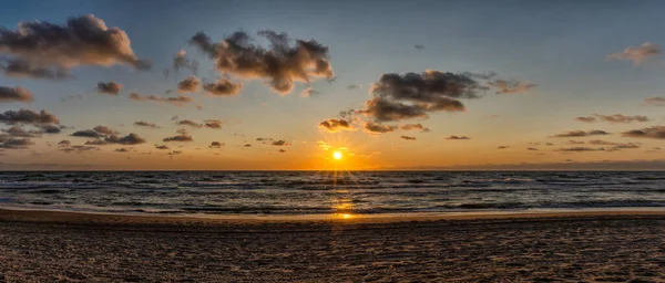 Panorama Eines Farbenfrohen Sonnenuntergangs Strand Bei Dem Die Sonne Unter — Stockfoto