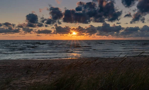 Ein Farbenfroher Sonnenuntergang Strand Bei Dem Die Sonne Unter Einem — Stockfoto