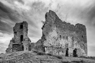 Toolse, Estonya - 11 Ağustos 2021: Kuzey Estonya 'daki Toolse' daki kale harabelerinin manzarası