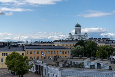 Helsinki, Finlandiya: 4 Ağustos 2021: Arka planda tarihi binaları ve katedrali bulunan Helsinki şehir merkezinin görüntüsü
