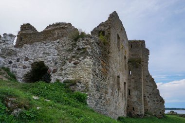 Toolse, Estonya - 11 Ağustos 2021: Kuzey Estonya 'daki Toolse' daki kale harabelerinin manzarası