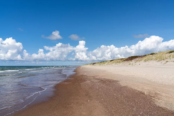 美丽的田园诗般的无边无际的白沙滩 平静的大海 柔和的海浪和沙丘 — 图库照片