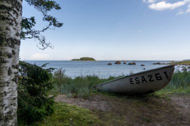 Kasmu, Estonya - 10 Ağustos 2021: Kuzey Estonya 'daki Laheema Ulusal Parkı kıyısında küçük ahşap tekne