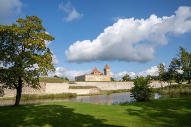Kuressaare, Estonya - 14 Ağustos 2021: Estonya 'daki Sareema Adası' ndaki Kuressaare Piskoposluk Kalesi manzarası