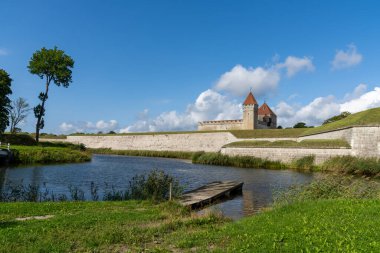 Kuressaare, Estonya - 14 Ağustos 2021: Estonya 'daki Sareema Adası' ndaki Kuressaare Piskoposluk Kalesi manzarası