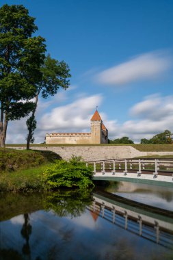 Kuressaare, Estonya - 14 Ağustos 2021: Estonya 'daki Sareema Adası' ndaki Kuressaare Piskoposluk Kalesi manzarası