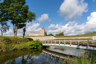Kuressaare, Estonya - 14 Ağustos 2021: Estonya 'daki Sareema Adası' ndaki Kuressaare Piskoposluk Kalesi manzarası