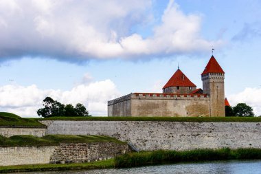 Kuressaare, Estonya - 14 Ağustos 2021: Estonya 'daki Sareema Adası' ndaki Kuressaare Piskoposluk Kalesi manzarası
