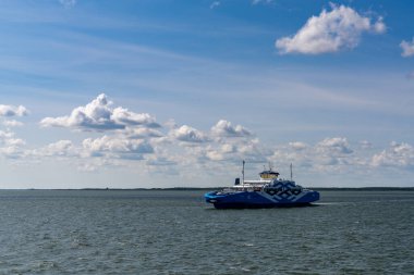 Kuihatsu, Estonya - 13 Ağustos 2021: Saaremaa Adası 'ndan Estonya anakarasındaki Virtsu' ya giden yolcu feribotunun görüntüsü