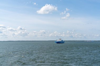 Kuihatsu, Estonya - 13 Ağustos 2021: Saaremaa Adası 'ndan Estonya anakarasındaki Virtsu' ya giden yolcu feribotunun görüntüsü