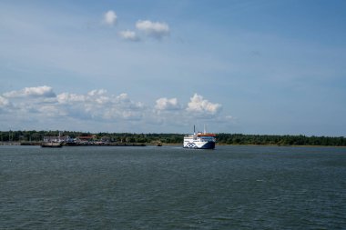Kuihatsu, Estonya - 13 Ağustos 2021: Saaremaa Adası 'ndan Estonya anakarasındaki Virtsu' ya giden yolcu feribotunun görüntüsü