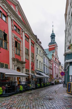 Riga, Letonya - 19 Ağustos 2021: Riga 'nın tarihi şehir merkezinde renkli binalar