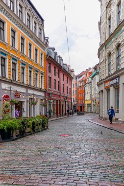 Riga, Letonya - 19 Ağustos 2021: Riga 'nın tarihi şehir merkezinde renkli binalar