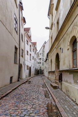Riga, Letonya - 19 Ağustos 2021: Riga 'nın tarihi şehir merkezinde renkli binalar