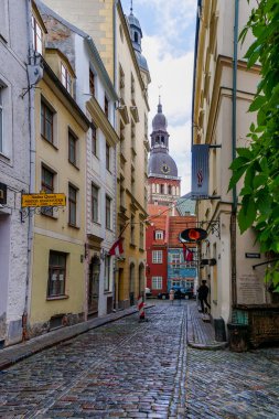 Riga, Letonya - 19 Ağustos 2021: Riga 'nın tarihi şehir merkezinde renkli binalar