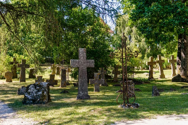 2021年8月6日 爱沙尼亚皮利塔 爱沙尼亚北部皮利塔修道院废墟公墓的许多不同类型的墓碑 — 图库照片