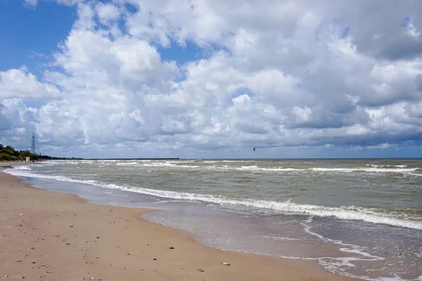 Egy Üres Homokos Strand Egysárkányszörfös Balti Tengeren Lettországi Pavilosta Közelében — Stock Fotó