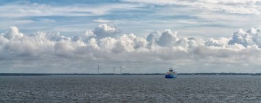 Kuihatsu, Estonya - 16 Ağustos 2021: Saaremaa Adası 'ndan Estonya anakarasındaki Virtsu' ya giden yolcu feribotunun görüntüsü