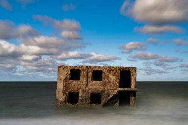 Liepaja, Letonya - 21 Ağustos 2021: Letonya kıyısındaki Baltık Denizi 'ndeki Karosta Kalesi askeri savunmasının kalıntıları