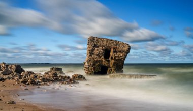 Liepaja, Letonya - 21 Ağustos 2021: Letonya kıyısındaki Baltık Denizi 'ndeki Karosta Kalesi askeri savunmasının kalıntıları