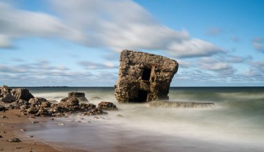 Liepaja, Letonya - 21 Ağustos 2021: Letonya kıyısındaki Baltık Denizi 'ndeki Karosta Kalesi askeri savunmasının kalıntıları
