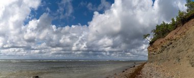 Kuzey Estonya 'daki Saaremaa Adası' ndaki Panga Kayalıkları 'nda ve Baltık Denizi' nin manzarası.