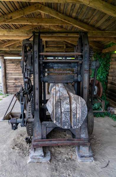 성공회 에스토니아 통나무 절단을 역사적 제재소의 — 스톡 사진