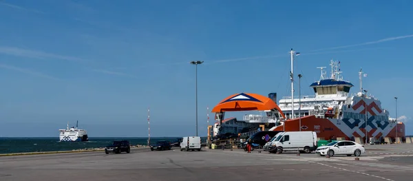 Virtsu Estonia Agosto 2021 Ferry Que Descarga Pasajeros Coches Puerto — Foto de Stock