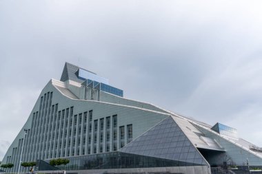 Riga, Letonya - 19 Ağustos 2021: Riga şehir merkezindeki Letonya Ulusal Kütüphanesi