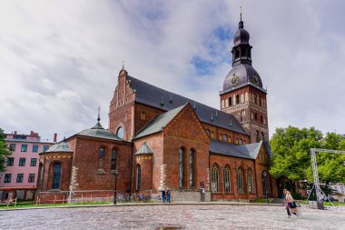 Riga, Letonya - 19 Ağustos 2021: Riga 'daki tarihi şehir merkezi