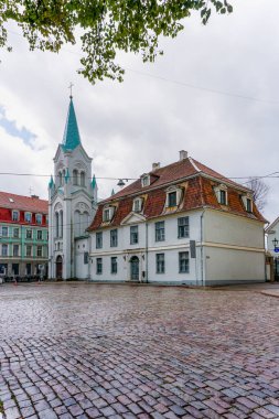 Riga, Letonya - 19 Ağustos 2021: Riga 'daki tarihi şehir merkezi